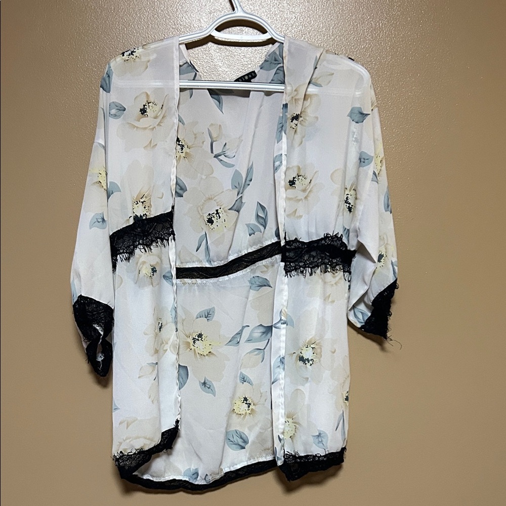 Chloah Floral Short Kimono with Black Lace Accents
